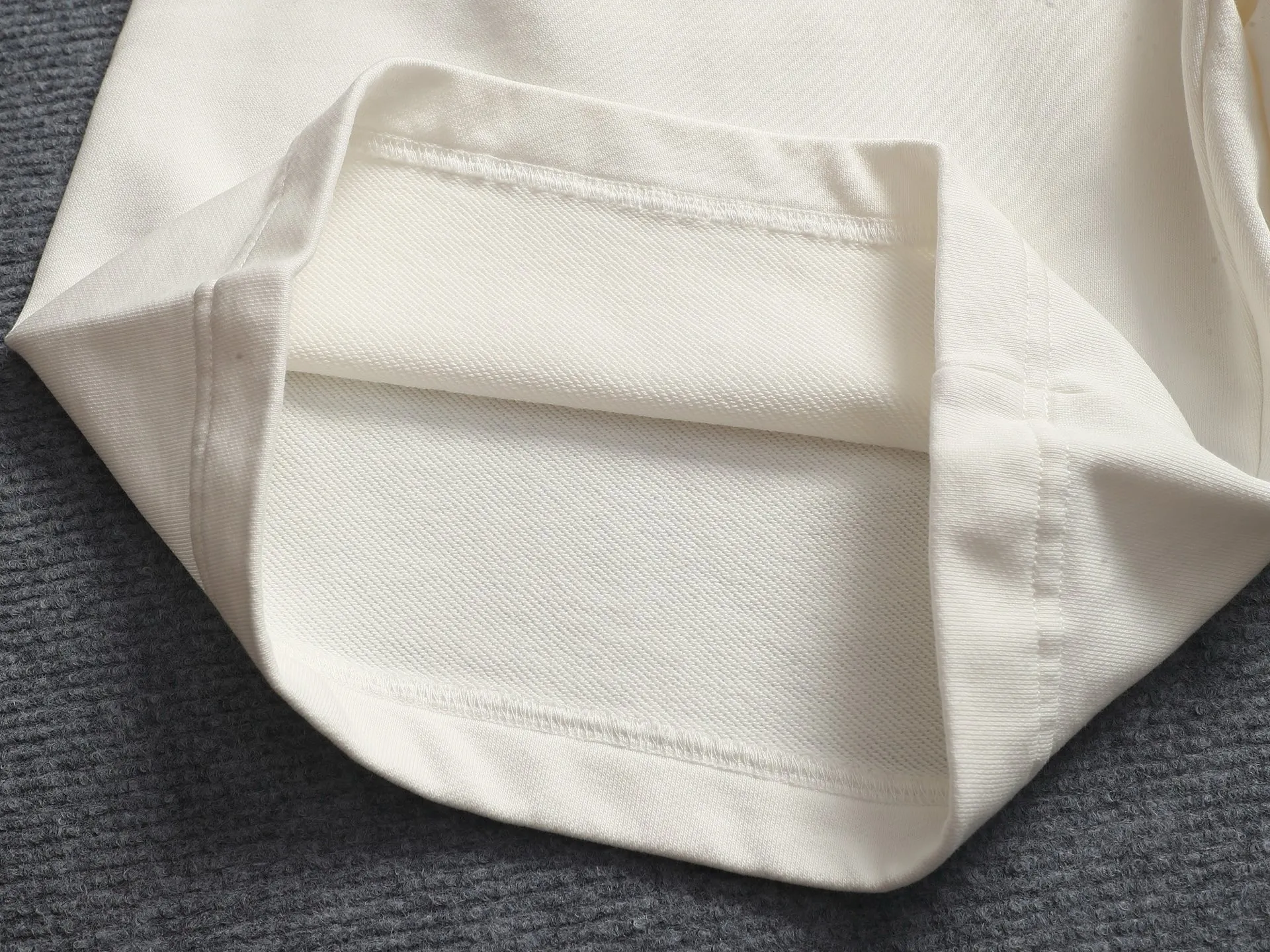 [Higher version] Louis Vuitton/Louis Vuitton 2026SS New Arrival terry shorts, customized fabric using wafer cloth weaving, advanced hand-cut patchwork embroidery technology, tight and three-dimensional version, customized trouser cord hardware with strong texture, smooth, comfortable and Breathable upper body, concave and convex three-dimensional sense, fashionable and casual wear Color: Black White Avocado Color Sizes: S M L XL
